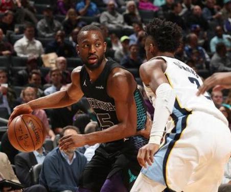 三人同侧 三人同侧